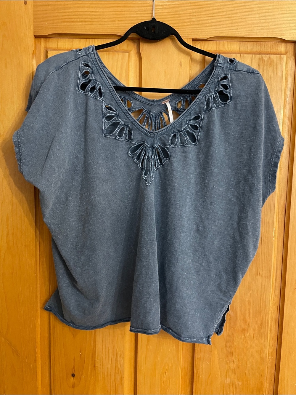 S-M.  FREE PEOPLE 🖤 Washed Charcoal Gray Cutout V-Neck Top